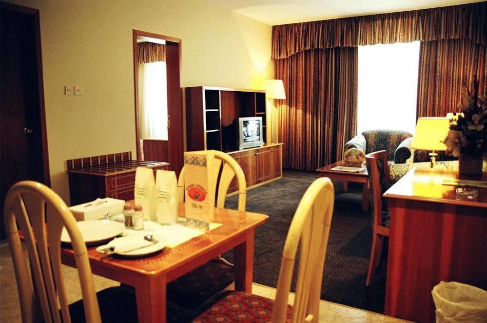 Emirates Plaza Hotel Abu Dhabi Exterior photo